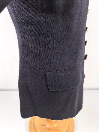 Kriegsmarine,  dunkelblaues Jackett mit zugehöriger Hose. Eigentumstücke, die Knöpfe wohl neuzeitlich ergänzt, der Brustadler scheinbar schon lange vernäht