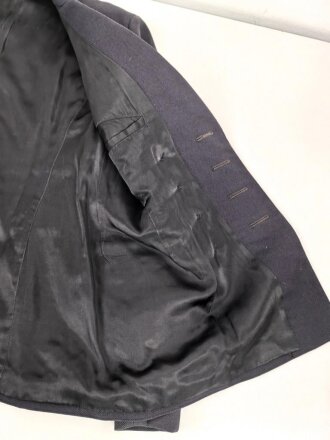 Kriegsmarine,  dunkelblaues Jackett mit zugehöriger Hose. Eigentumstücke, die Knöpfe wohl neuzeitlich ergänzt, der Brustadler scheinbar schon lange vernäht