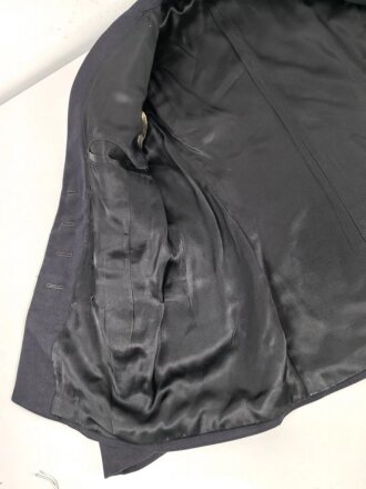 Kriegsmarine,  dunkelblaues Jackett mit zugehöriger Hose. Eigentumstücke, die Knöpfe wohl neuzeitlich ergänzt, der Brustadler scheinbar schon lange vernäht