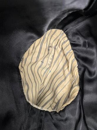 Kriegsmarine,  dunkelblaues Jackett mit zugehöriger Hose. Eigentumstücke, die Knöpfe wohl neuzeitlich ergänzt, der Brustadler scheinbar schon lange vernäht