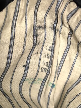Kriegsmarine,  dunkelblaues Jackett mit zugehöriger Hose. Eigentumstücke, die Knöpfe wohl neuzeitlich ergänzt, der Brustadler scheinbar schon lange vernäht