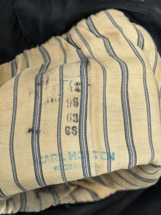 Kriegsmarine,  dunkelblaues Jackett mit zugehöriger Hose. Eigentumstücke, die Knöpfe wohl neuzeitlich ergänzt, der Brustadler scheinbar schon lange vernäht