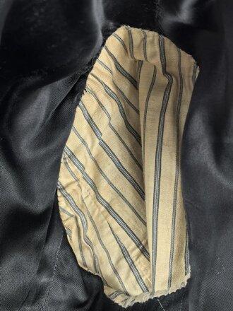 Kriegsmarine,  dunkelblaues Jackett mit zugehöriger Hose. Eigentumstücke, die Knöpfe wohl neuzeitlich ergänzt, der Brustadler scheinbar schon lange vernäht