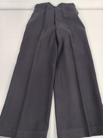 Kriegsmarine,  dunkelblaues Jackett mit zugehöriger Hose. Eigentumstücke, die Knöpfe wohl neuzeitlich ergänzt, der Brustadler scheinbar schon lange vernäht