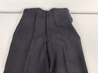 Kriegsmarine,  dunkelblaues Jackett mit zugehöriger Hose. Eigentumstücke, die Knöpfe wohl neuzeitlich ergänzt, der Brustadler scheinbar schon lange vernäht