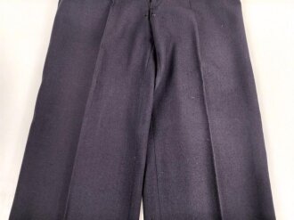 Kriegsmarine,  dunkelblaues Jackett mit zugehöriger Hose. Eigentumstücke, die Knöpfe wohl neuzeitlich ergänzt, der Brustadler scheinbar schon lange vernäht