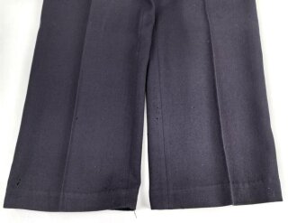 Kriegsmarine,  dunkelblaues Jackett mit zugehöriger Hose. Eigentumstücke, die Knöpfe wohl neuzeitlich ergänzt, der Brustadler scheinbar schon lange vernäht