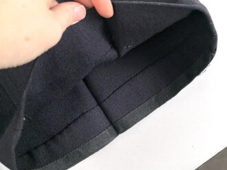 Kriegsmarine,  dunkelblaues Jackett mit zugehöriger Hose. Eigentumstücke, die Knöpfe wohl neuzeitlich ergänzt, der Brustadler scheinbar schon lange vernäht