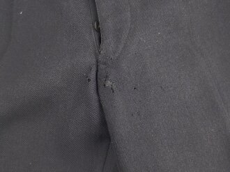 Kriegsmarine,  dunkelblaues Jackett mit zugehöriger Hose. Eigentumstücke, die Knöpfe wohl neuzeitlich ergänzt, der Brustadler scheinbar schon lange vernäht