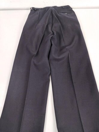 Kriegsmarine,  dunkelblaues Jackett mit zugehöriger Hose. Eigentumstücke, die Knöpfe wohl neuzeitlich ergänzt, der Brustadler scheinbar schon lange vernäht