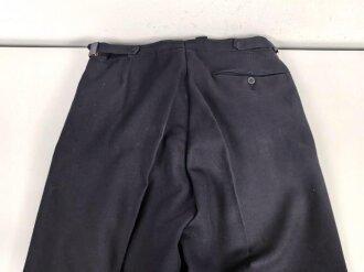 Kriegsmarine,  dunkelblaues Jackett mit zugehöriger Hose. Eigentumstücke, die Knöpfe wohl neuzeitlich ergänzt, der Brustadler scheinbar schon lange vernäht