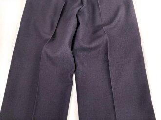 Kriegsmarine,  dunkelblaues Jackett mit zugehöriger Hose. Eigentumstücke, die Knöpfe wohl neuzeitlich ergänzt, der Brustadler scheinbar schon lange vernäht