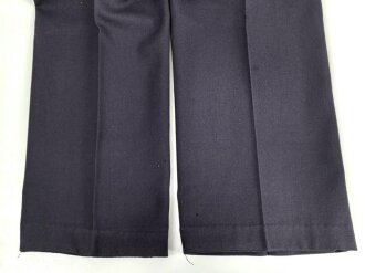 Kriegsmarine,  dunkelblaues Jackett mit zugehöriger Hose. Eigentumstücke, die Knöpfe wohl neuzeitlich ergänzt, der Brustadler scheinbar schon lange vernäht
