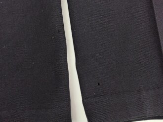 Kriegsmarine,  dunkelblaues Jackett mit zugehöriger Hose. Eigentumstücke, die Knöpfe wohl neuzeitlich ergänzt, der Brustadler scheinbar schon lange vernäht