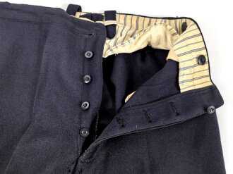 Kriegsmarine,  dunkelblaues Jackett mit zugehöriger Hose. Eigentumstücke, die Knöpfe wohl neuzeitlich ergänzt, der Brustadler scheinbar schon lange vernäht