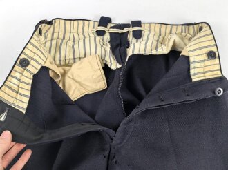 Kriegsmarine,  dunkelblaues Jackett mit zugehöriger Hose. Eigentumstücke, die Knöpfe wohl neuzeitlich ergänzt, der Brustadler scheinbar schon lange vernäht
