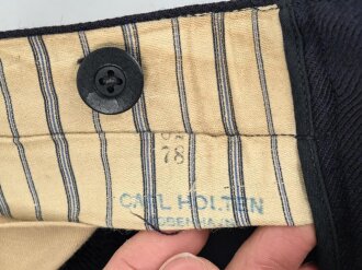 Kriegsmarine,  dunkelblaues Jackett mit zugehöriger Hose. Eigentumstücke, die Knöpfe wohl neuzeitlich ergänzt, der Brustadler scheinbar schon lange vernäht