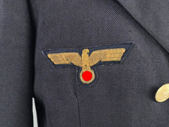 Kriegsmarine,  dunkelblaues Jackett mit zugehöriger Hose. Eigentumstücke, die Knöpfe wohl neuzeitlich ergänzt, der Brustadler scheinbar schon lange vernäht