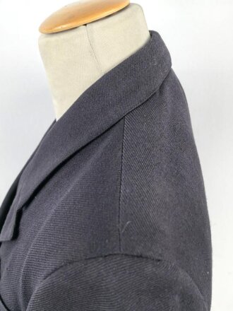 Kriegsmarine,  dunkelblaues Jackett mit zugehöriger Hose. Eigentumstücke, die Knöpfe wohl neuzeitlich ergänzt, der Brustadler scheinbar schon lange vernäht