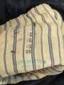 Kriegsmarine,  dunkelblaues Jackett mit zugehöriger Hose. Eigentumstücke, die Knöpfe wohl neuzeitlich ergänzt, der Brustadler scheinbar schon lange vernäht