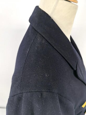 Kriegsmarine,  dunkelblaue Paradejacke für einen Bootsmann. Kammerstück von 1936, die Effekten original vernäht. Guter Zustand