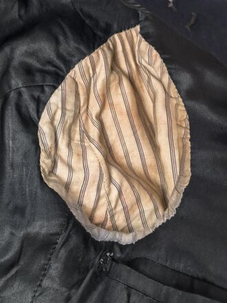 Kriegsmarine,  dunkelblaue Paradejacke für einen Bootsmann. Kammerstück von 1936, die Effekten original vernäht. Guter Zustand