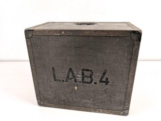 Sauerstoff Behandlungsgerät  mit 6 Masken , Auergesellschaft 1938. Transportkasten alt überlackiert und markiert " L.A.B.4"