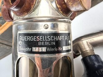 Sauerstoff Behandlungsgerät  mit 6 Masken , Auergesellschaft 1938. Transportkasten alt überlackiert und markiert " L.A.B.4"