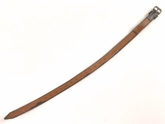Tornisterriemen Wehrmacht datiert 1942, leicht verzogen, wohl ungebraucht