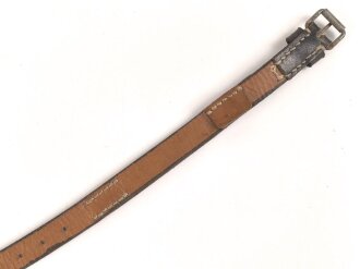 Tornisterriemen Wehrmacht datiert 1942, leicht verzogen, wohl ungebraucht