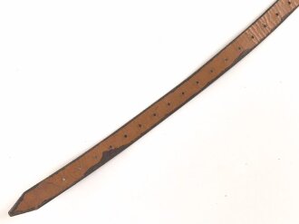 Tornisterriemen Wehrmacht datiert 1942, leicht verzogen, wohl ungebraucht