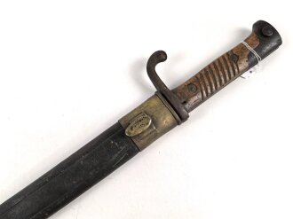 Preußen, Artillerieseitengewehr Modell 1871, Truppenstempel auf Mundblech, Abnahmestempel auf Klinge FW 61, Hersteller Glauberg Solingen, Lederscheide mit Messingbeschlägen, Klingenlänge 50 cm, ungereinigt, Drücker fest