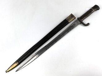 Preußen, Artillerieseitengewehr Modell 1871, Truppenstempel auf Mundblech, Abnahmestempel auf Klinge FW 61, Hersteller Glauberg Solingen, Lederscheide mit Messingbeschlägen, Klingenlänge 50 cm, ungereinigt, Drücker fest