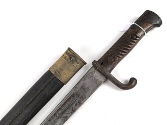 Preußen, Artillerieseitengewehr Modell 1871, Truppenstempel auf Mundblech, Abnahmestempel auf Klinge FW 61, Hersteller Glauberg Solingen, Lederscheide mit Messingbeschlägen, Klingenlänge 50 cm, ungereinigt, Drücker fest