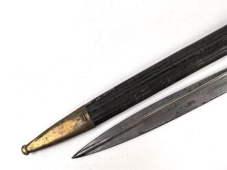 Preußen, Artillerieseitengewehr Modell 1871, Truppenstempel auf Mundblech, Abnahmestempel auf Klinge FW 61, Hersteller Glauberg Solingen, Lederscheide mit Messingbeschlägen, Klingenlänge 50 cm, ungereinigt, Drücker fest