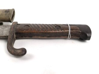 Preußen, Artillerieseitengewehr Modell 1871, Truppenstempel auf Mundblech, Abnahmestempel auf Klinge FW 61, Hersteller Glauberg Solingen, Lederscheide mit Messingbeschlägen, Klingenlänge 50 cm, ungereinigt, Drücker fest