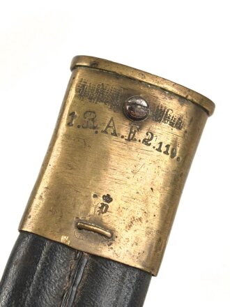Preußen, Artillerieseitengewehr Modell 1871, Truppenstempel auf Mundblech, Abnahmestempel auf Klinge FW 61, Hersteller Glauberg Solingen, Lederscheide mit Messingbeschlägen, Klingenlänge 50 cm, ungereinigt, Drücker fest