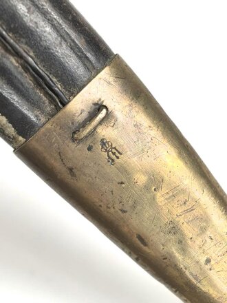 Preußen, Artillerieseitengewehr Modell 1871, Truppenstempel auf Mundblech, Abnahmestempel auf Klinge FW 61, Hersteller Glauberg Solingen, Lederscheide mit Messingbeschlägen, Klingenlänge 50 cm, ungereinigt, Drücker fest