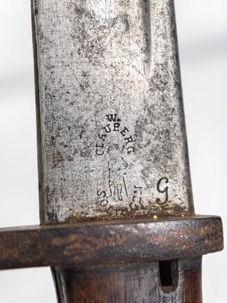 Preußen, Artillerieseitengewehr Modell 1871, Truppenstempel auf Mundblech, Abnahmestempel auf Klinge FW 61, Hersteller Glauberg Solingen, Lederscheide mit Messingbeschlägen, Klingenlänge 50 cm, ungereinigt, Drücker fest