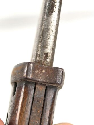 Preußen, Artillerieseitengewehr Modell 1871, Truppenstempel auf Mundblech, Abnahmestempel auf Klinge FW 61, Hersteller Glauberg Solingen, Lederscheide mit Messingbeschlägen, Klingenlänge 50 cm, ungereinigt, Drücker fest