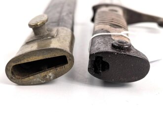 Preußen, Artillerieseitengewehr Modell 1871, Truppenstempel auf Mundblech, Abnahmestempel auf Klinge FW 61, Hersteller Glauberg Solingen, Lederscheide mit Messingbeschlägen, Klingenlänge 50 cm, ungereinigt, Drücker fest