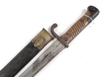 Preußen, Artillerieseitengewehr Modell 1871, Truppenstempel auf Mundblech, Abnahmestempel auf Klinge FW 61, Hersteller Glauberg Solingen, Lederscheide mit Messingbeschlägen, Klingenlänge 50 cm, ungereinigt, Drücker fest