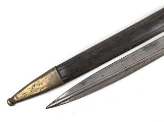 Preußen, Artillerieseitengewehr Modell 1871, Truppenstempel auf Mundblech, Abnahmestempel auf Klinge FW 61, Hersteller Glauberg Solingen, Lederscheide mit Messingbeschlägen, Klingenlänge 50 cm, ungereinigt, Drücker fest