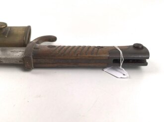 Preußen, Artillerieseitengewehr Modell 1871, Truppenstempel auf Mundblech, Abnahmestempel auf Klinge FW 61, Hersteller Glauberg Solingen, Lederscheide mit Messingbeschlägen, Klingenlänge 50 cm, ungereinigt, Drücker fest