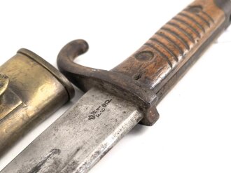 Preußen, Artillerieseitengewehr Modell 1871, Truppenstempel auf Mundblech, Abnahmestempel auf Klinge FW 61, Hersteller Glauberg Solingen, Lederscheide mit Messingbeschlägen, Klingenlänge 50 cm, ungereinigt, Drücker fest