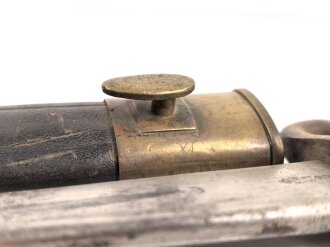 Preußen, Artillerieseitengewehr Modell 1871, Truppenstempel auf Mundblech, Abnahmestempel auf Klinge FW 61, Hersteller Glauberg Solingen, Lederscheide mit Messingbeschlägen, Klingenlänge 50 cm, ungereinigt, Drücker fest