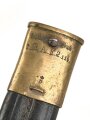 Preußen, Artillerieseitengewehr Modell 1871, Truppenstempel auf Mundblech, Abnahmestempel auf Klinge FW 61, Hersteller Glauberg Solingen, Lederscheide mit Messingbeschlägen, Klingenlänge 50 cm, ungereinigt, Drücker fest