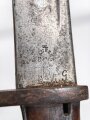 Preußen, Artillerieseitengewehr Modell 1871, Truppenstempel auf Mundblech, Abnahmestempel auf Klinge FW 61, Hersteller Glauberg Solingen, Lederscheide mit Messingbeschlägen, Klingenlänge 50 cm, ungereinigt, Drücker fest