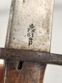 Preußen, Artillerieseitengewehr Modell 1871, Truppenstempel auf Mundblech, Abnahmestempel auf Klinge FW 61, Hersteller Glauberg Solingen, Lederscheide mit Messingbeschlägen, Klingenlänge 50 cm, ungereinigt, Drücker fest