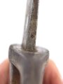 Preußen, Artillerieseitengewehr Modell 1871, Truppenstempel auf Mundblech, Abnahmestempel auf Klinge FW 61, Hersteller Glauberg Solingen, Lederscheide mit Messingbeschlägen, Klingenlänge 50 cm, ungereinigt, Drücker fest